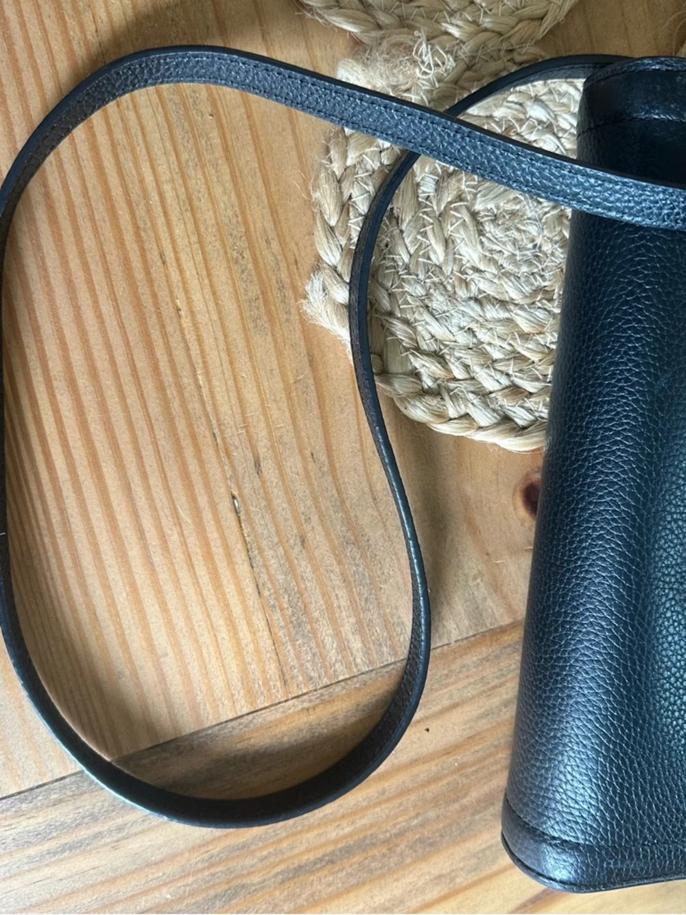 Kate Spade simple and classic black leather crossbody bag